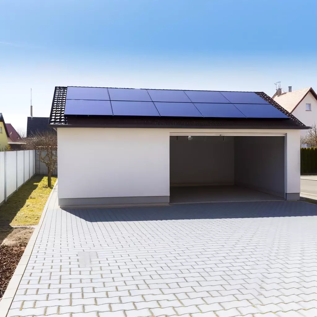 Garage mit Solarpanelen auf dem Dach